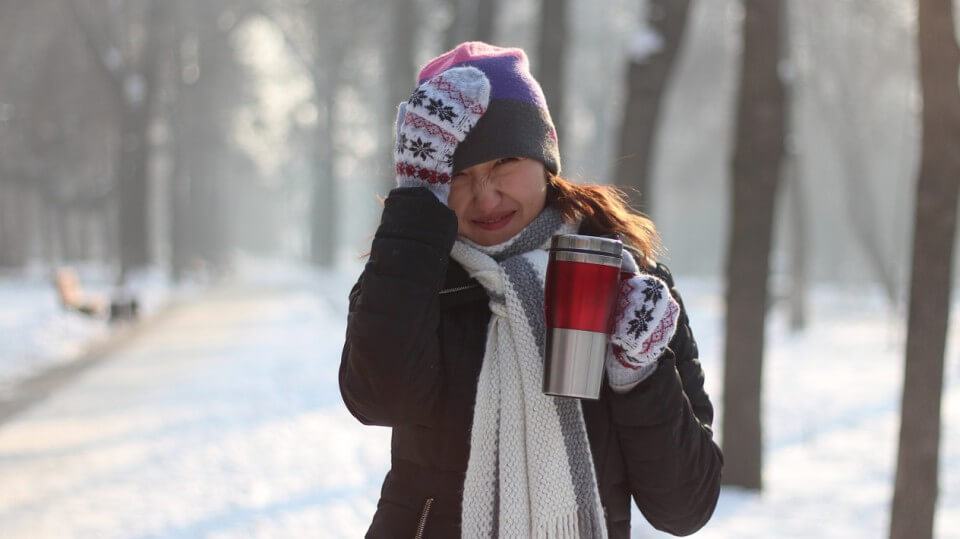 Plantas para infusiones. Chica tomando té en invierno.