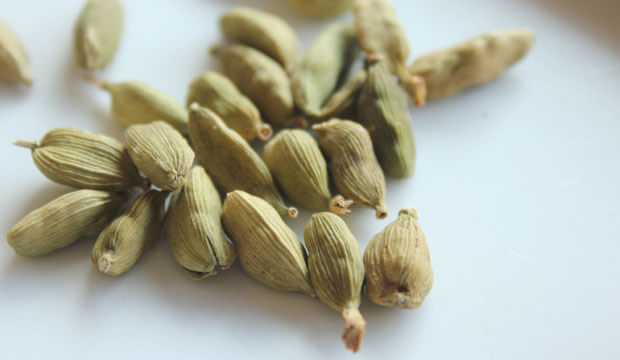 Frutos de cardamomo, uno de los ingredientes del té chai con propiedades y beneficios