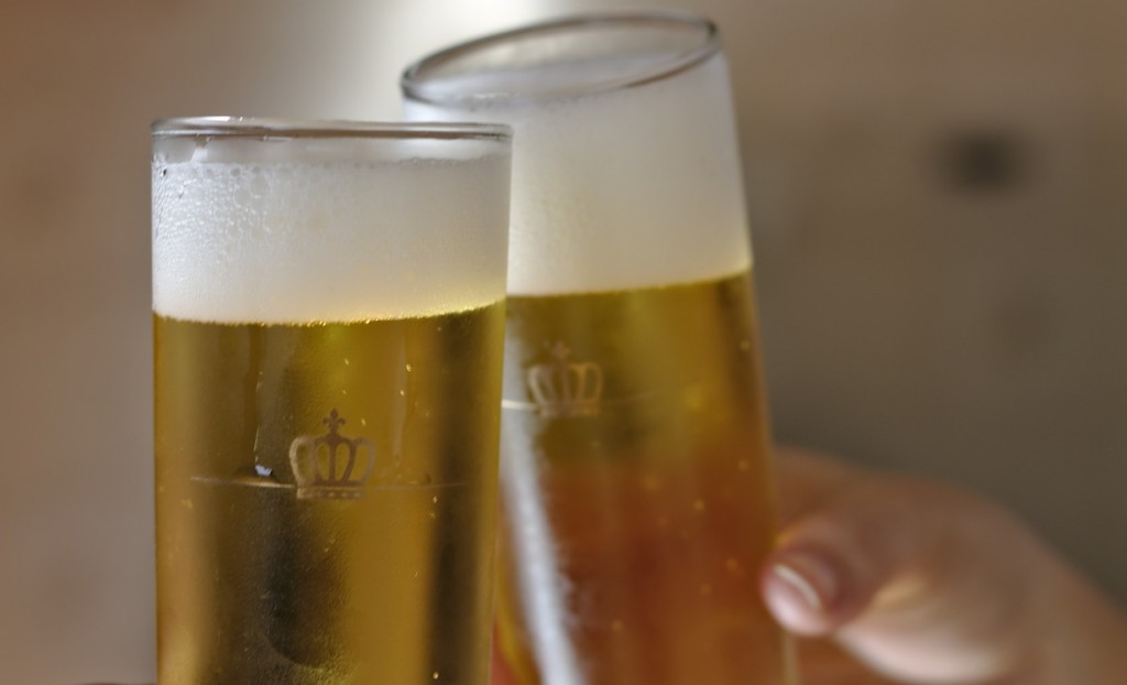 Propiedades cervaza artesana. Imagen brindis cerveza