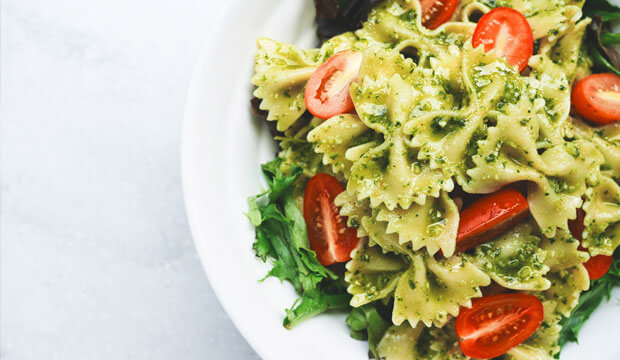 pasta con salsa de pesto y tomates cherry