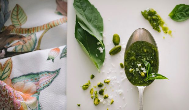 Salsa de pesto. Imagen cuchara con albahaca y ajo triturados