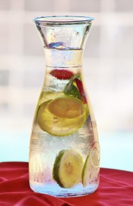 Infusion refrescante. Imagen jarra agua fría con limón