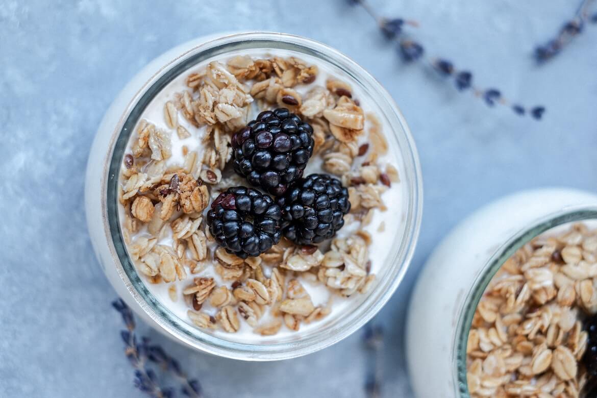 Recetas con avena, yogur con fruta y avena, notas naturales