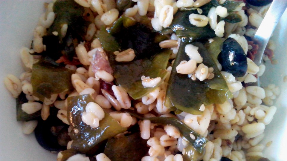 Ensalada alga wakame, trigo tierno, plato, receta, notas naturales