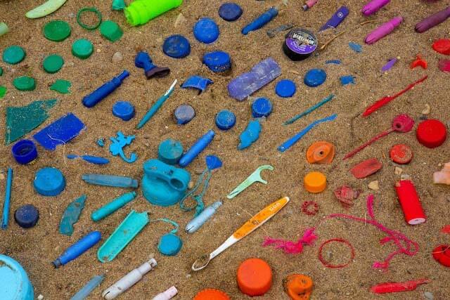 imagen de objetos de plastico en la playa, como evitar el plastico