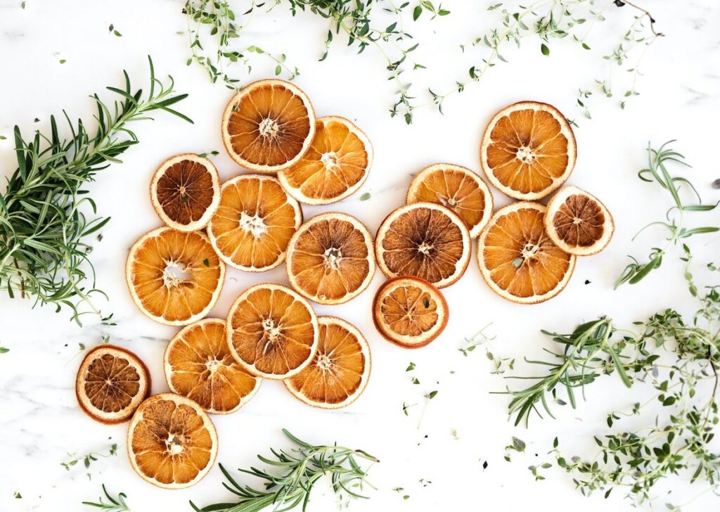 rodajas de naranja y hierbas aromáticas deshidratadas