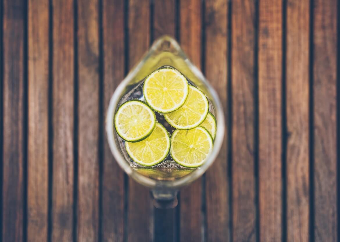 agua saborizada con limon