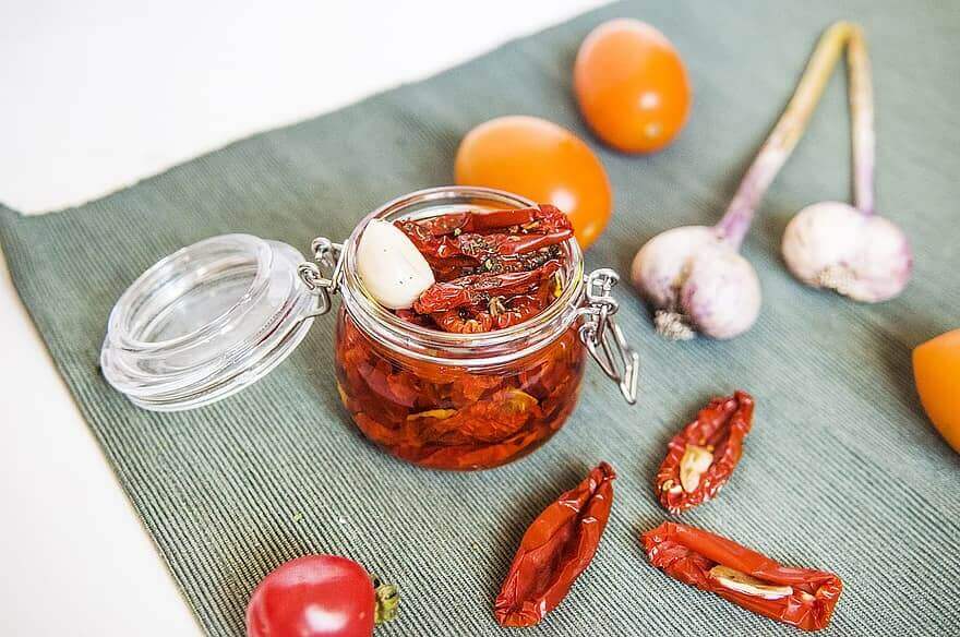 tomates secos preparados con una deshidratadora de alimentos