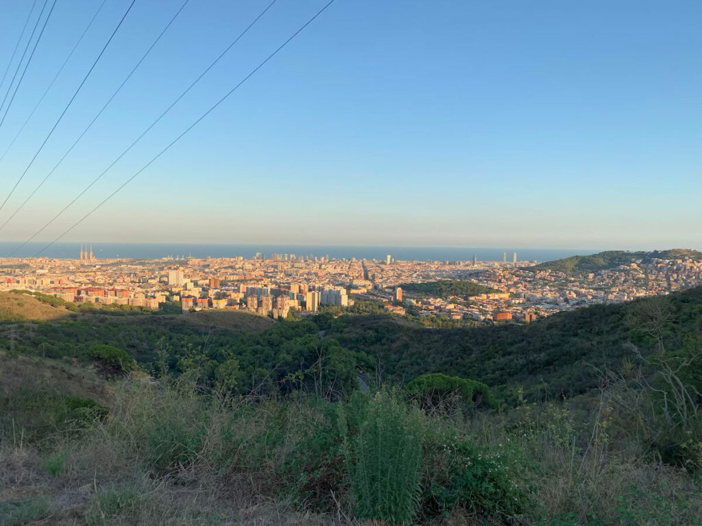 vistas de la ciudad que se pueden apreciar haciendo senderismo cerca de Barcelona en la Sierra del Collserola