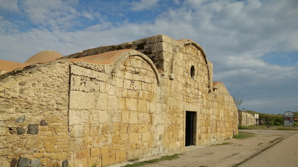 iglesia de san giovanni, peninsula de sinis cerdeña, notas naturaleas