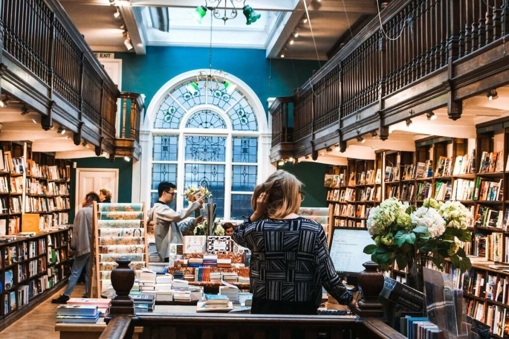 interior de una libreria especializada en naturaleza