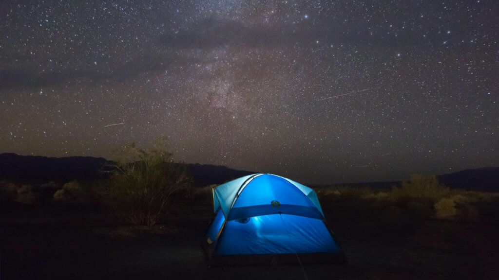 el Friluftsliv es una filosofia noruega que comprende actividades al aire libre como acampar o hacer senderismo