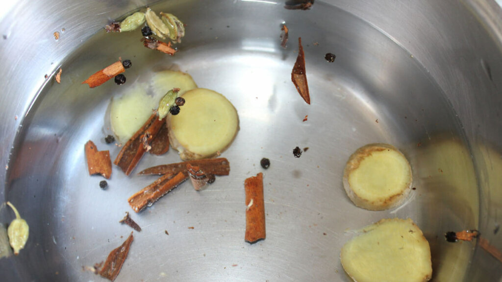 cocimiento de jengibre y especias para té chai